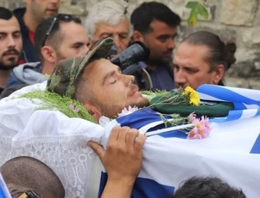 Ξεσπά ο πατέρας του Κωνσταντίνου Κατσίφα πάνω στο μνήμα: «Σε προκάλεσαν οι αστυνομικοί» (βίντεο)